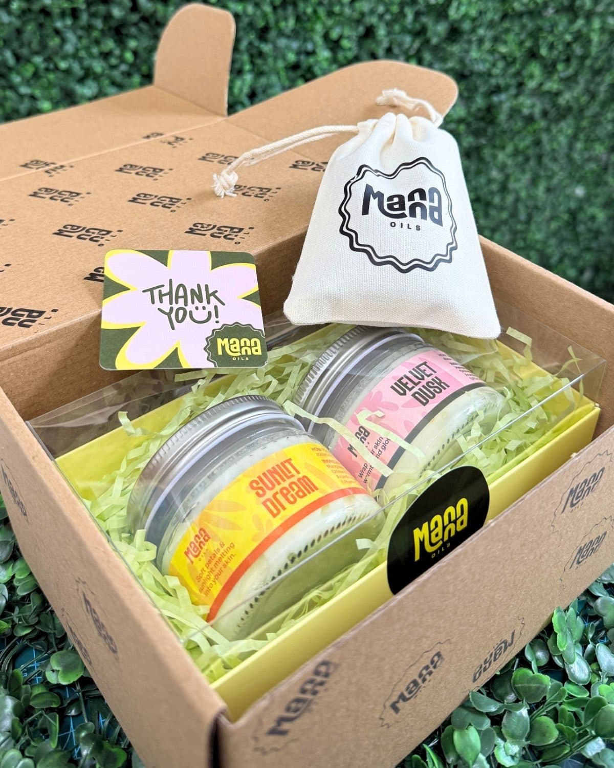 Tatiana Nascimento unboxing Manna body butters